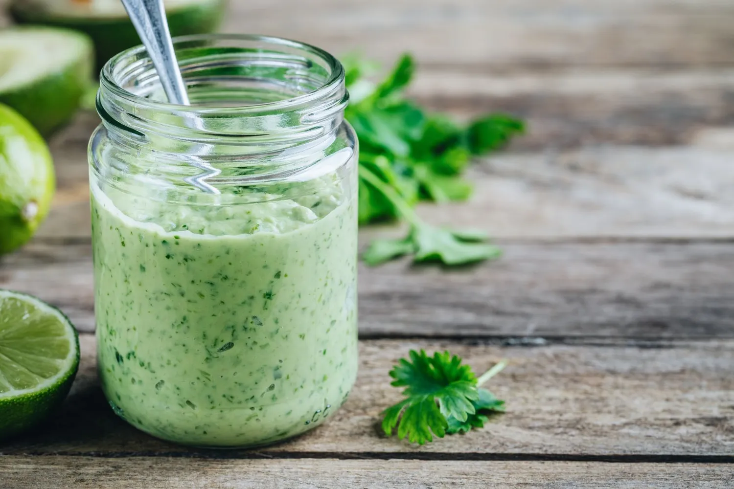 Dietinis padažas su kalendra ir avokadu