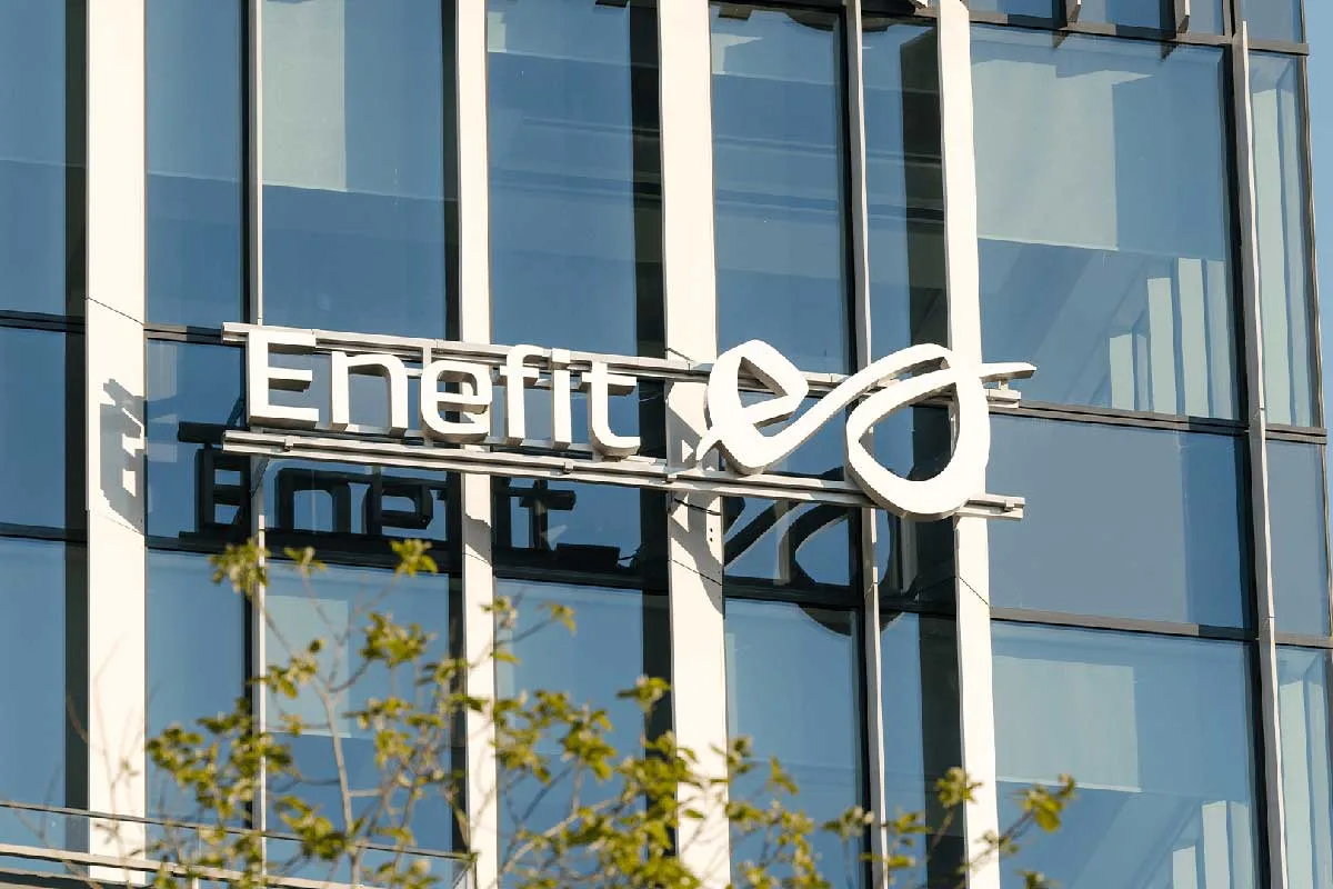 Enefit logotipas ant pastato