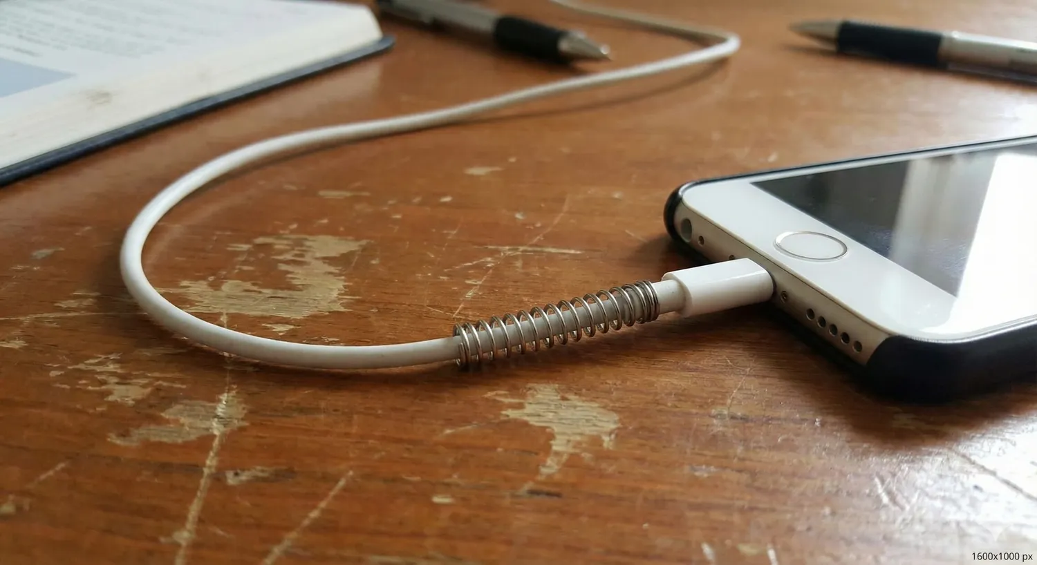 Kaip apsaugoti laidą nuo lūžimo / AI nuotr.