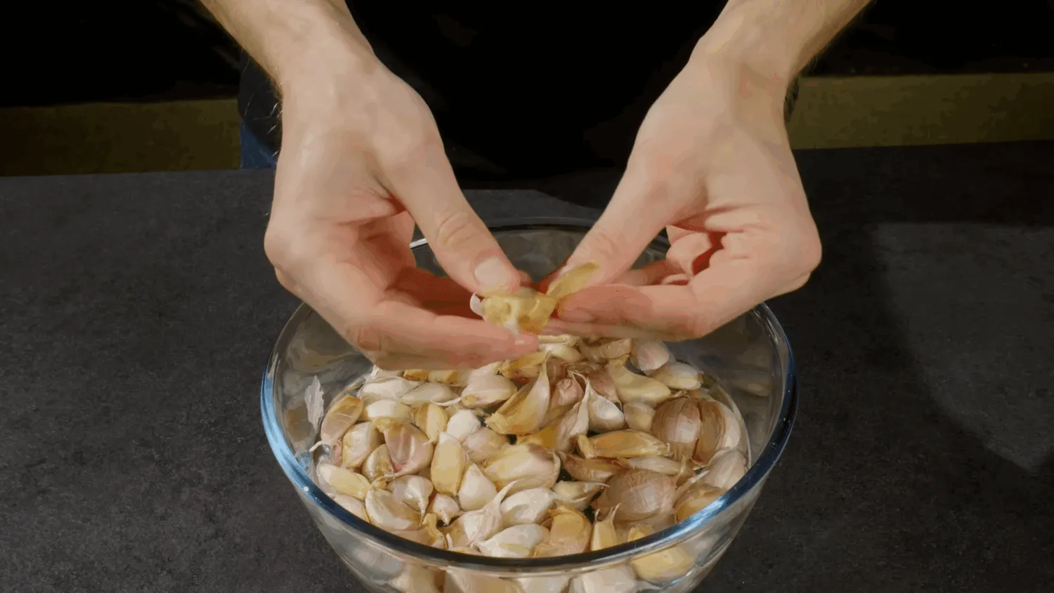 Kaip greitai nulupti didelį kiekį česnakų