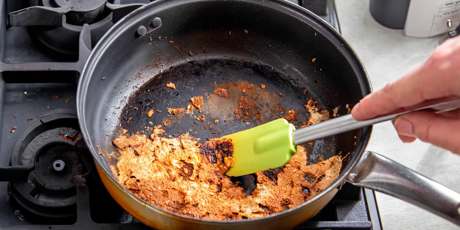 Kaip išvalyti prisvilusią keptuvę