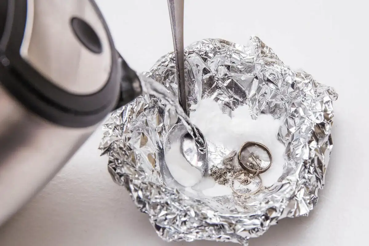 Kaip nublizginti sidabrinius papuošalus