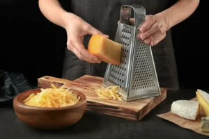 Kaip patogiai tarkuoti sūrį