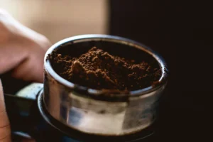 Kavos tirščiai augalams