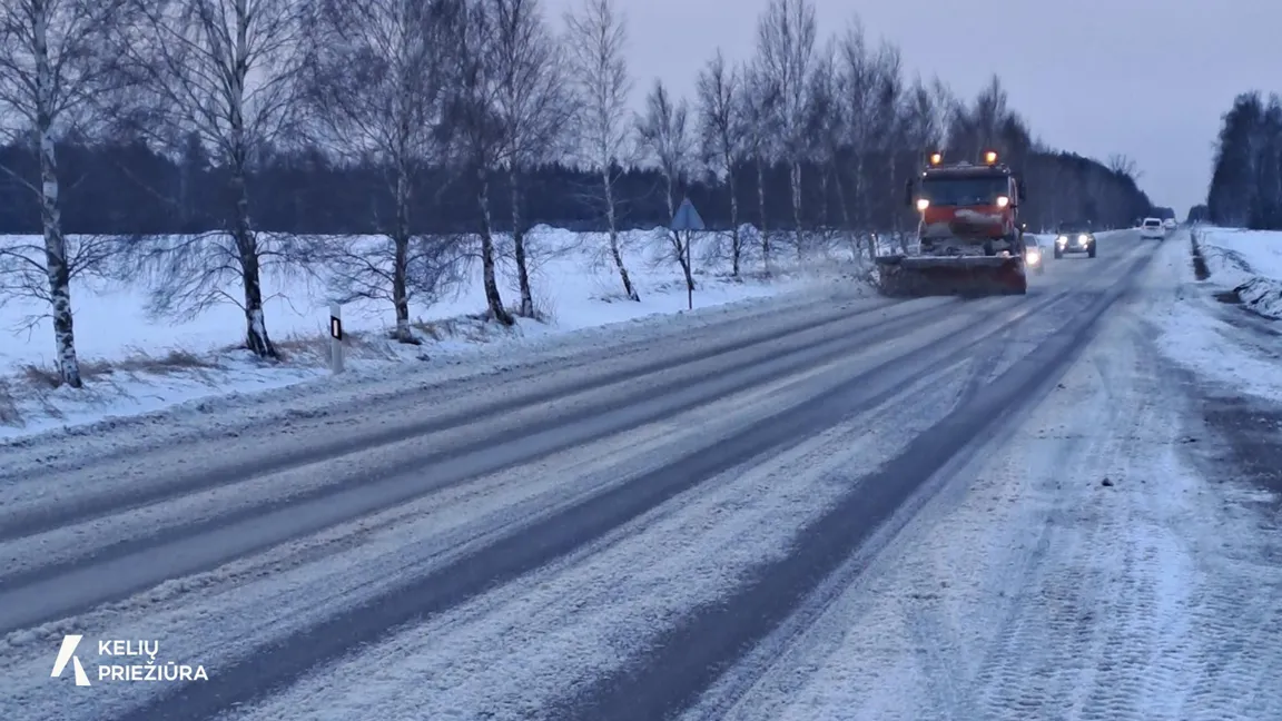 Keliuose toliau vykdomas sniego valymas ir barstymas druska