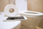 Kodėl nereikėtų naudoti telefono tualete