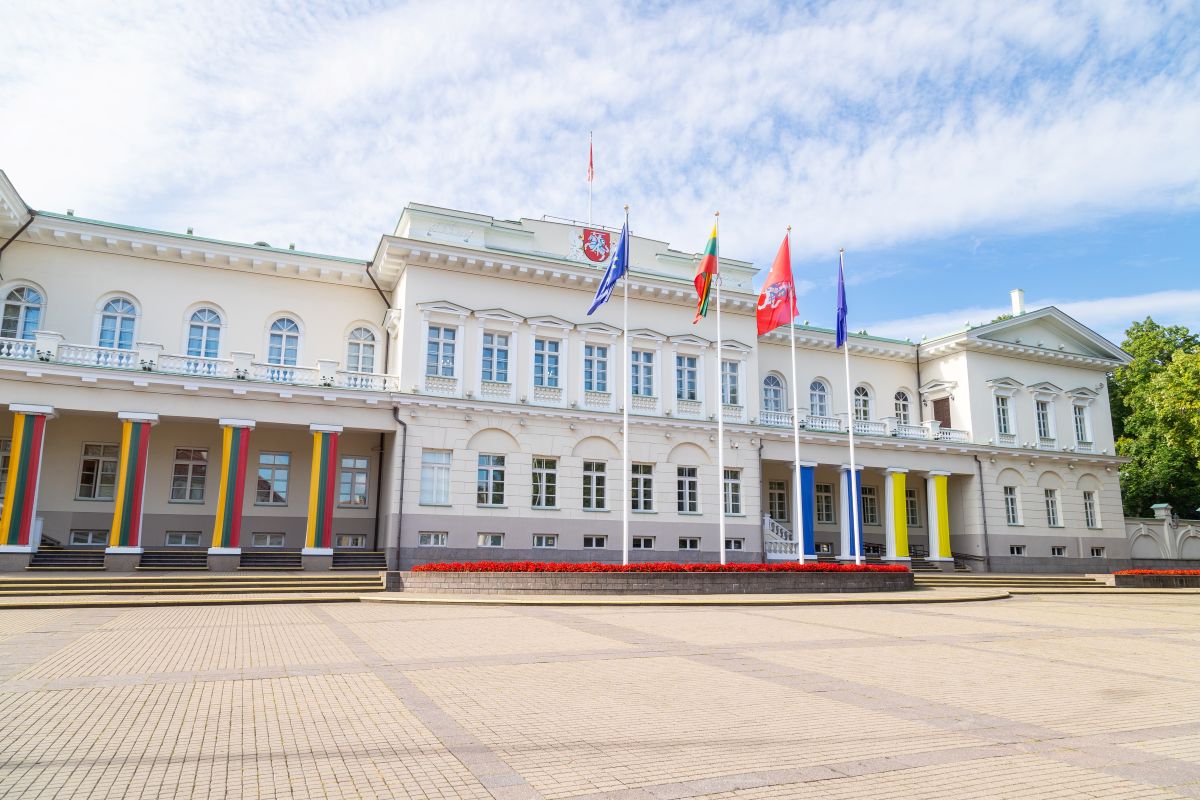 LR prezidentūra / mikecphoto / Shutterstock.com
