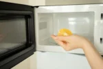 Mikrobangų krosnelės valymas citrina