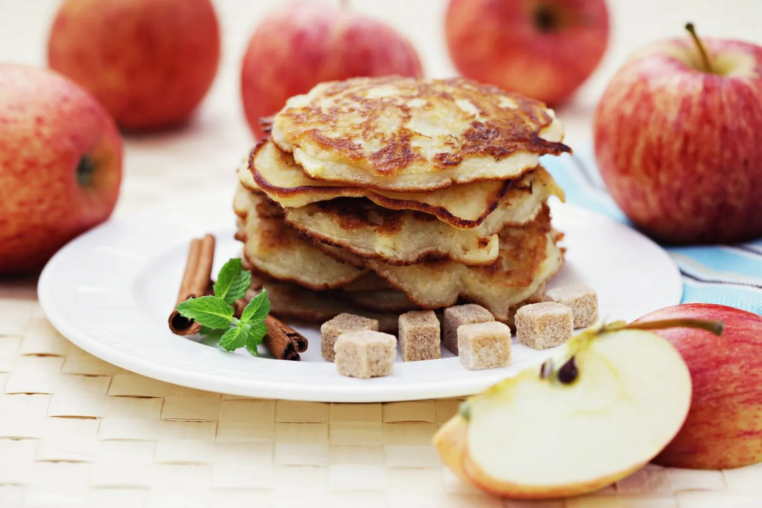 Nuostabūs blyneliai su obuoliais