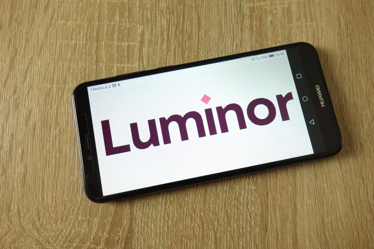 Patarimai kaip apsisaugoti nuo sukčių (Luminor logotipas) / Piotr Swat / Shutterstock.com