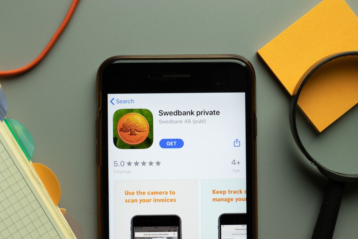 Pavedimas Swedbank programėle / Postmodern Studio / Shutterstock.com