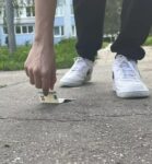 Pinigai pamesti ant žemės