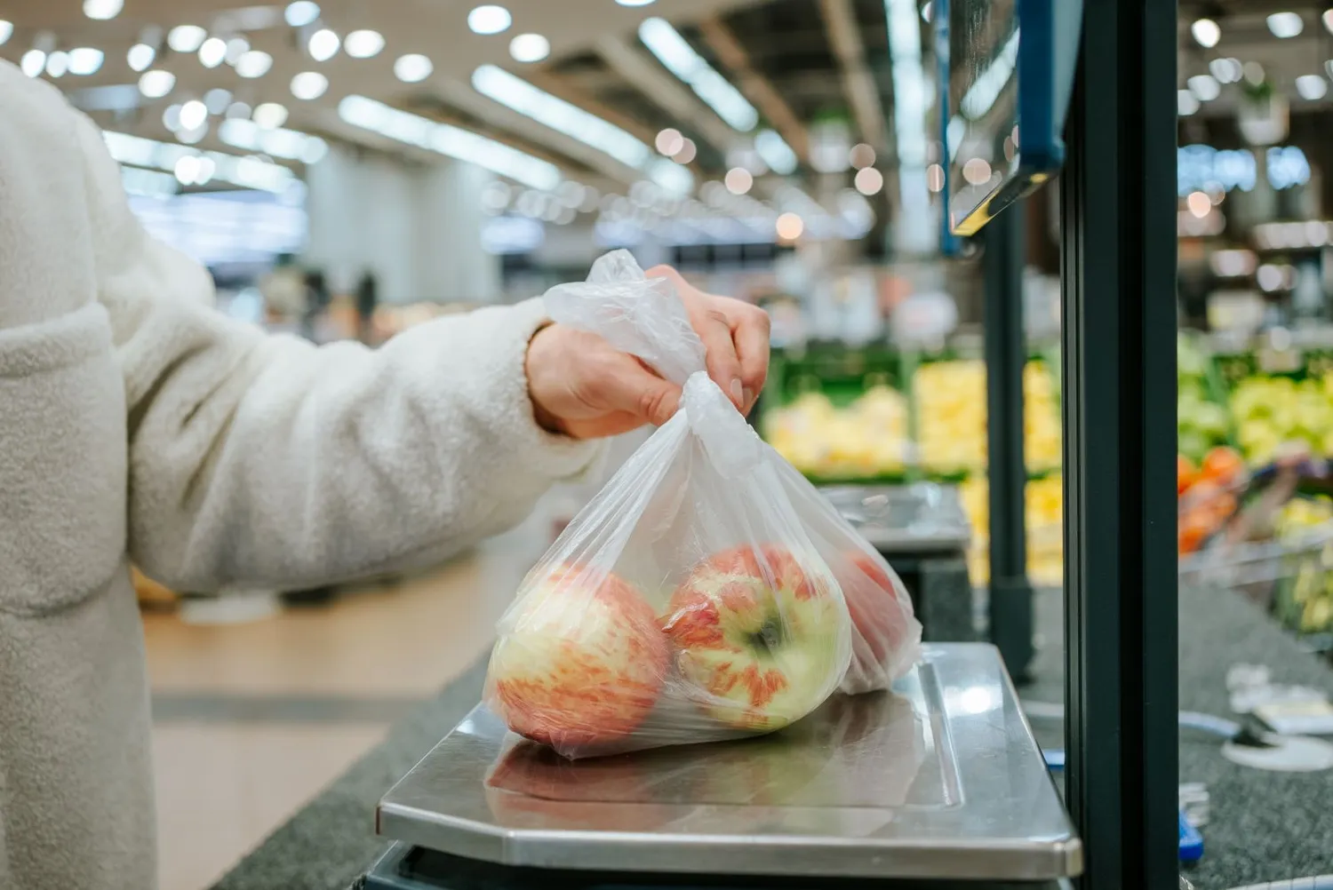 Plastikiniai maišeliai parduotuvėje