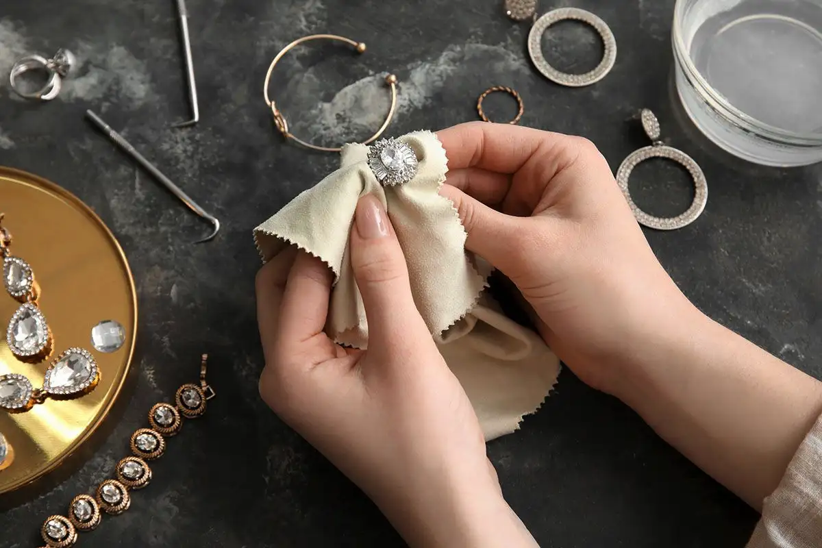 Sidabriniai papuošalai ir jų valymas