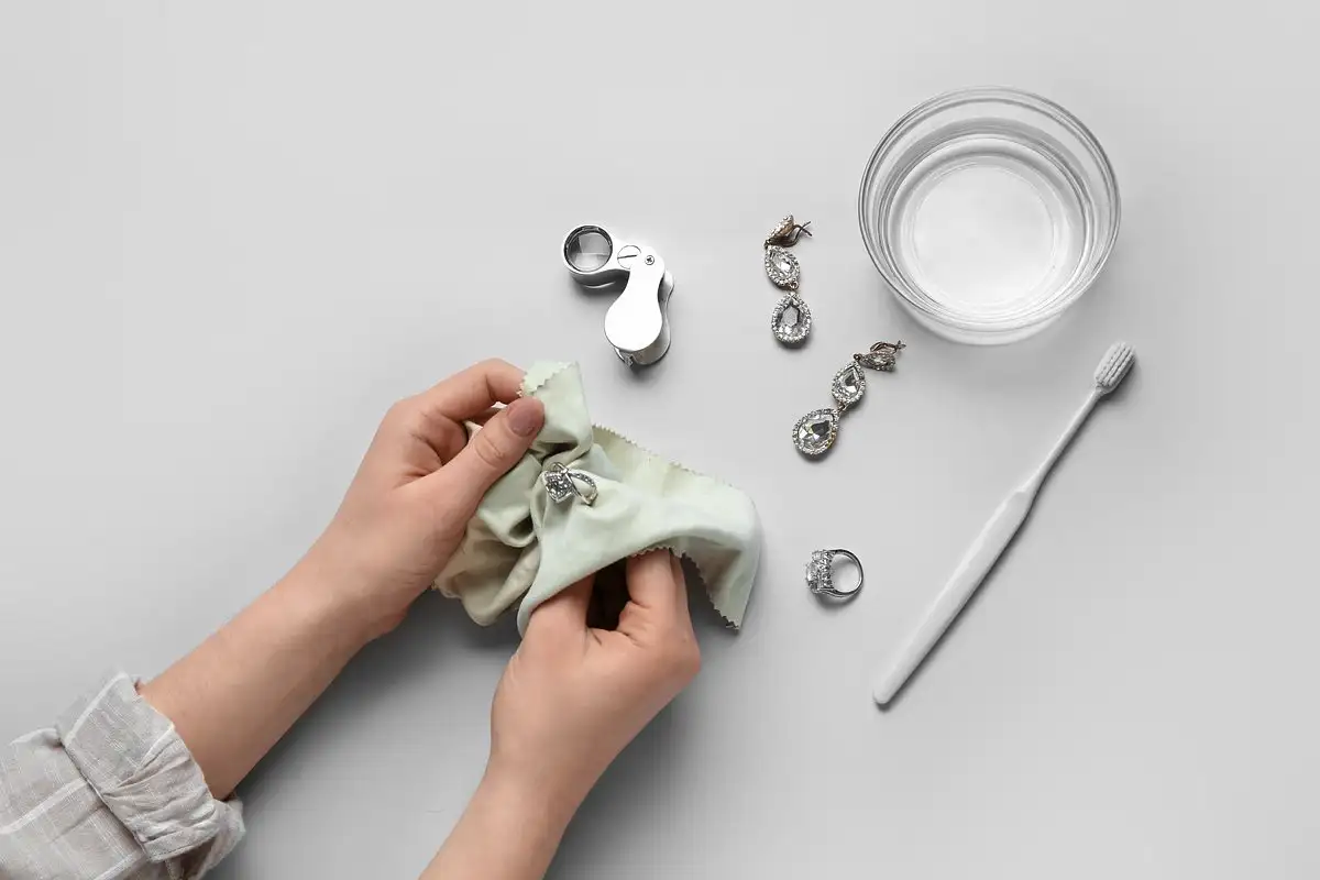 Sidabrinių papuošalų valymas