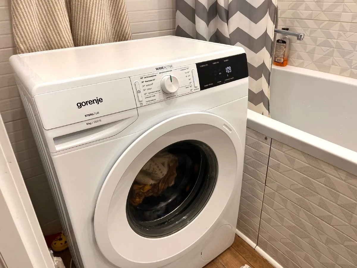 Šokinėjanti skalbimo mašina