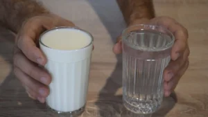 Stiklinė kefyro ir vandens