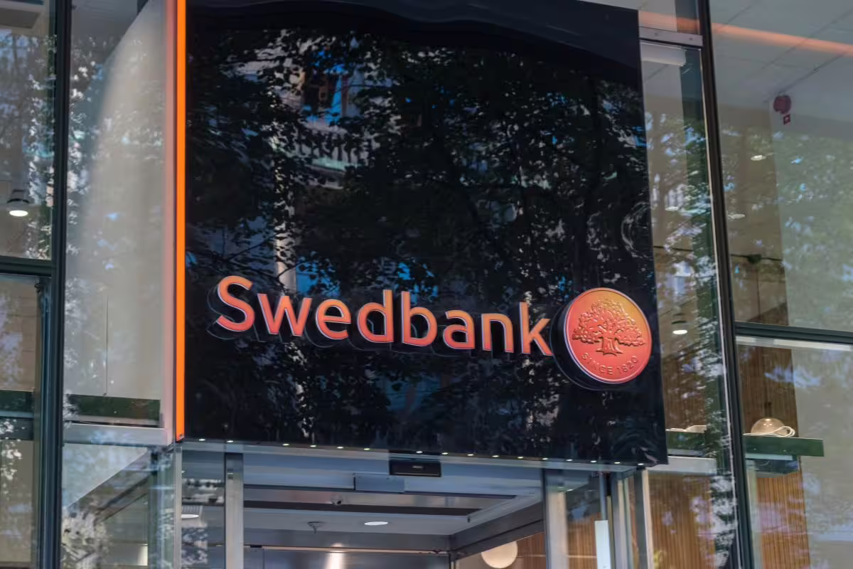 Swedbank banko logotipas ant pastato / Robson90 / Shutterstock.com