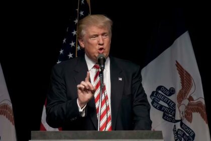 Trumpas kalbėjo su Zelenskiu / mark reinstein / Shutterstock.com