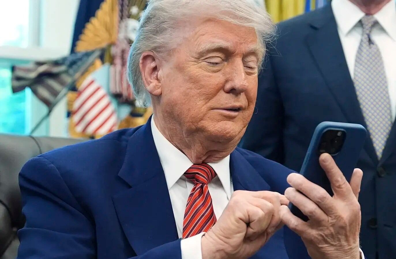 Trumpas su telefonu / Autorius: Evan Vucci