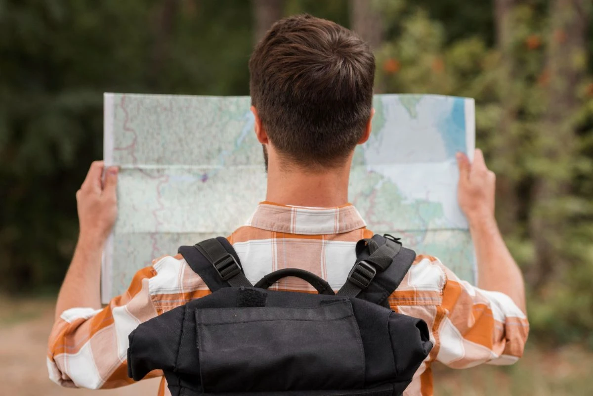 Turistas su paprastu žemėlapiu