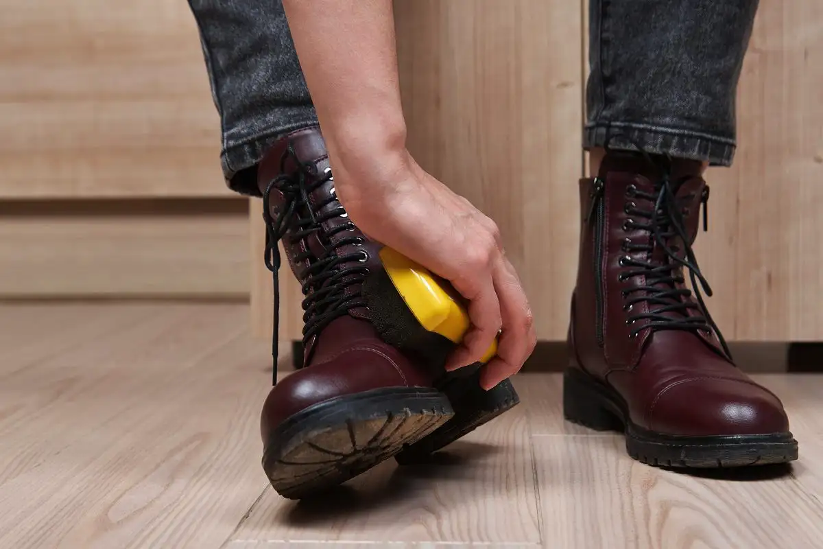 Valykite batus su banano žieve