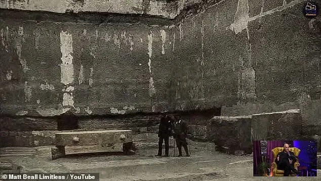 Vienos iš kamerų centre yra ovali indas su pritvirtintu granito dangčiu, kuriame, anot Barsanti, buvo rasta nežinomos medžiagos, kuri dabar prarasta, pėdsakų