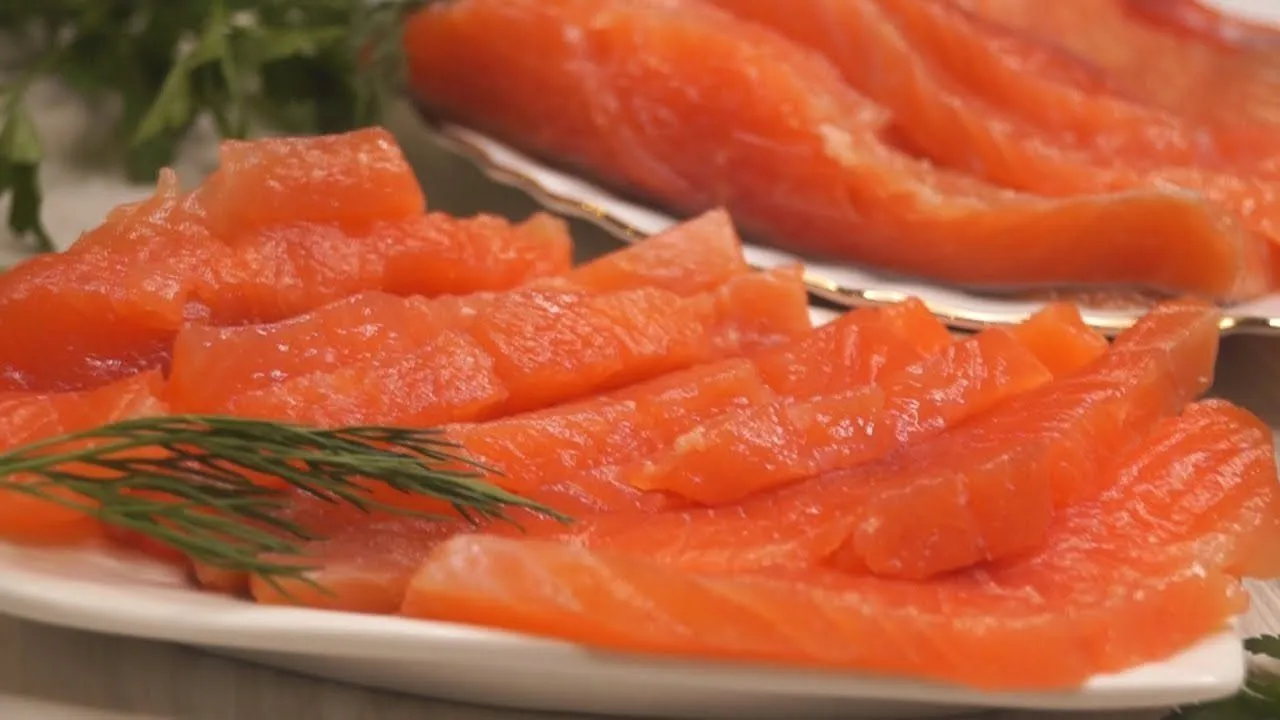 Virėjai pasidalijo paprastu naminiu raudonos žuvies sūdymo receptu
