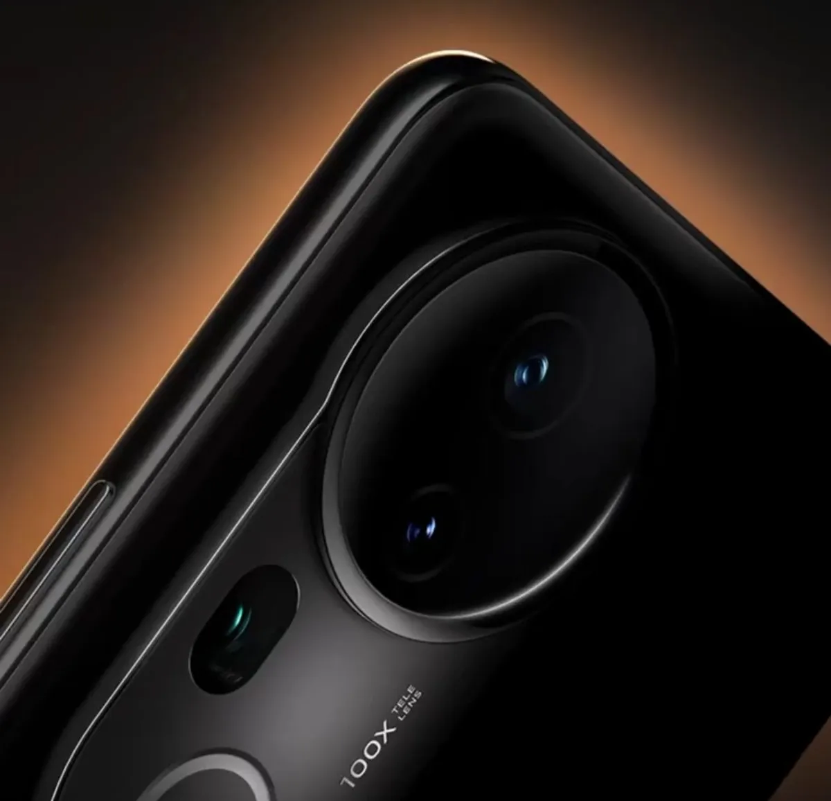 Išmaniojo telefono kamera su 100x priartinimu tamsiame fone, akcentuojant objektyvus ir šviečiančią detalę.