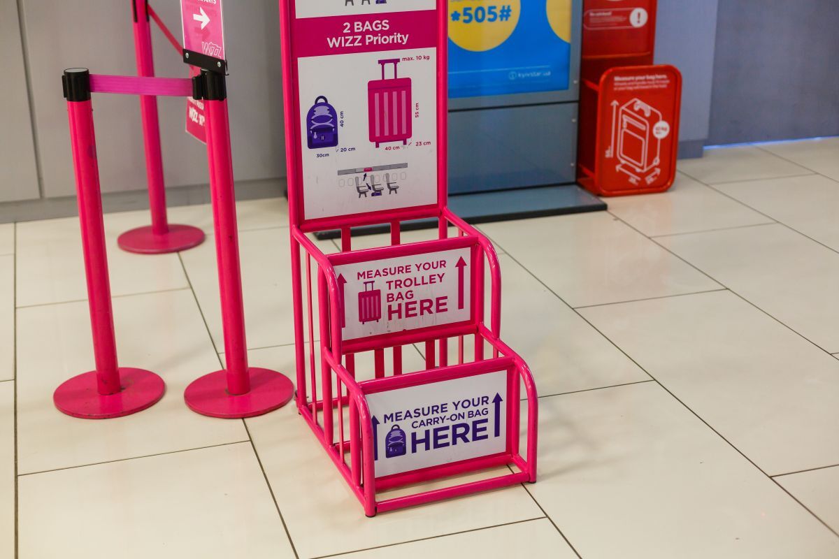 WizzAir bagažo matavimas / Andrew Angelov / Shutterstock.com