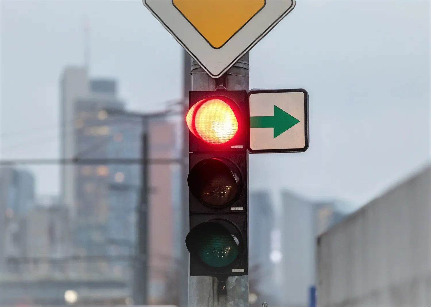 Žalia lentelė prie šviesoforo