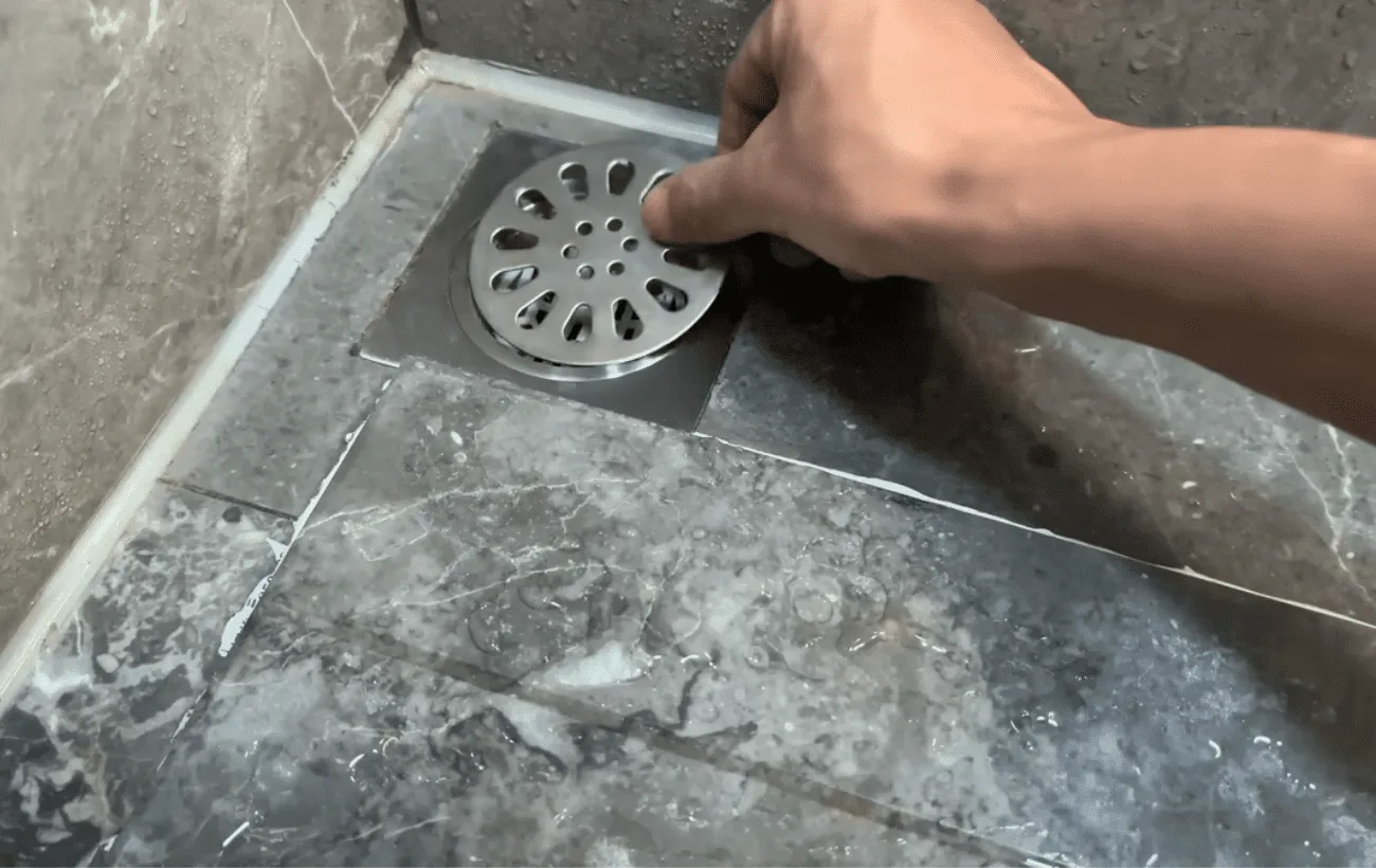 Kaip atkimšti kanalizaciją dviem patogiais įrankiais