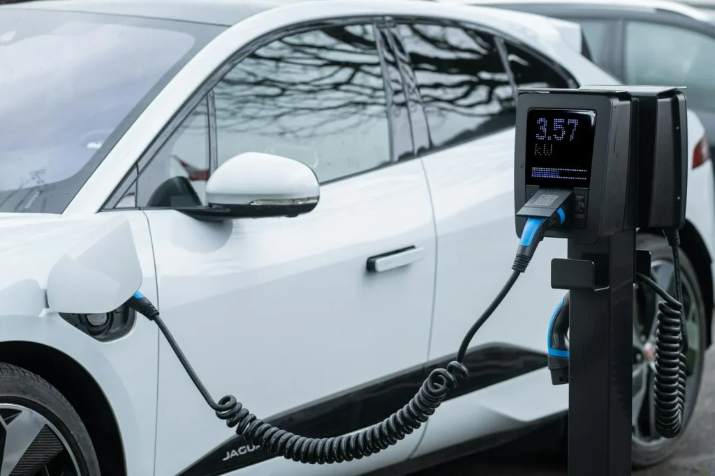 Elektrinio Automobilio Įkrovimas / Nuotrauka: smart-me AG (Pexels)