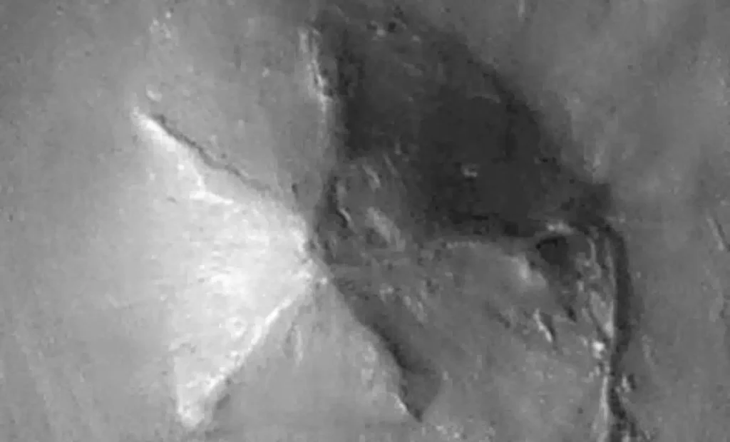 Marso Piramidė Candor Chasma / Nuotrauka: dailygalaxy.com (Brave)