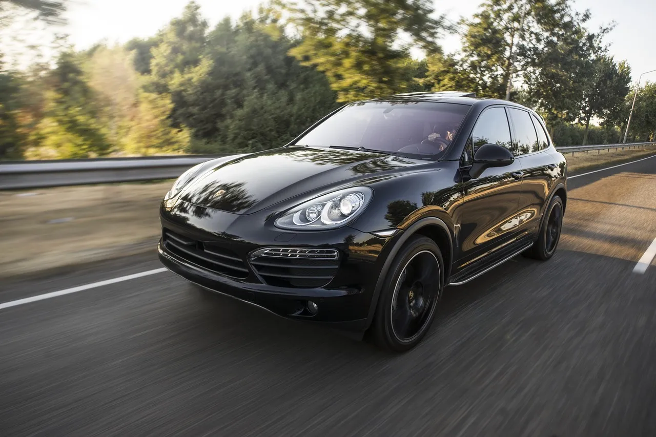 Elektrinis Porsche Cayenne / Nuotrauka: rolfvandewal (Pixabay)