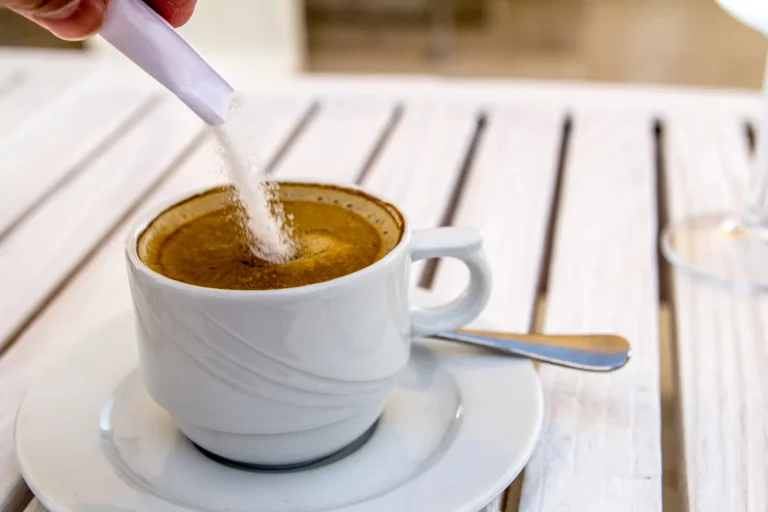 Cukrus pilamas į kavą