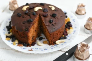 Šokoladinis pyragas su slyvomis ir riešutais