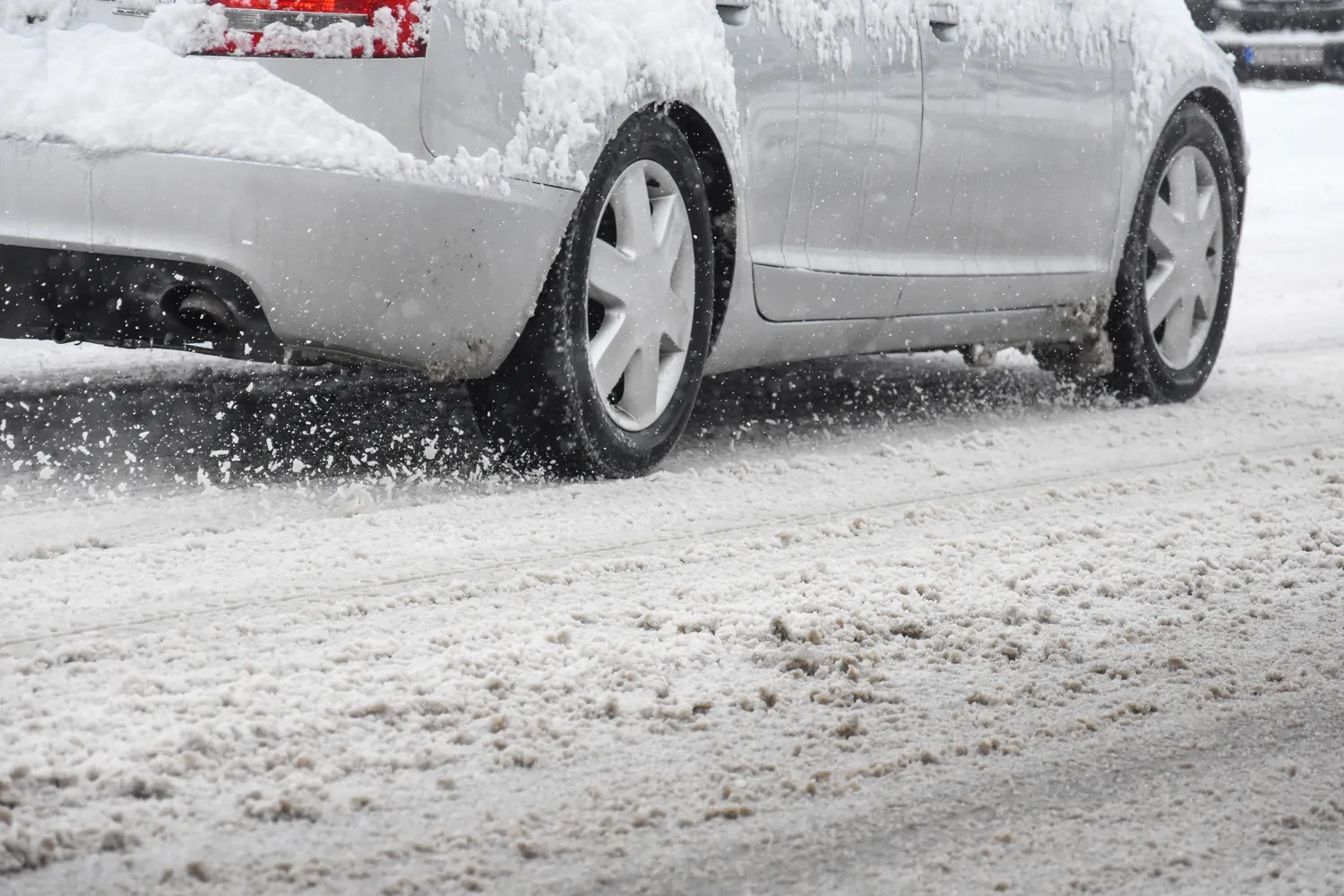 Saugus atstumas tarp automobilių žiemą