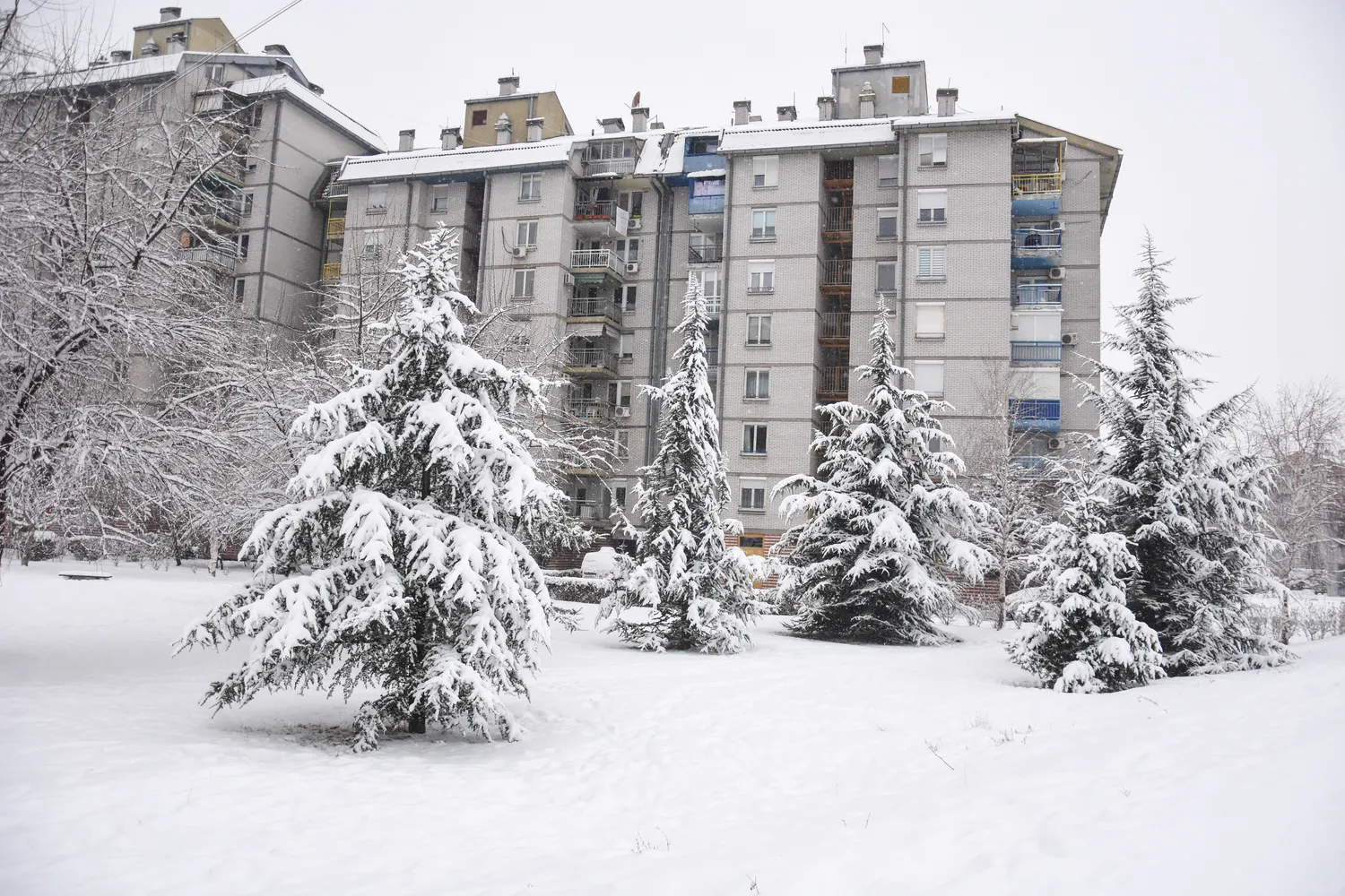 Kas turi valyti sniegą prie daugiabučio?