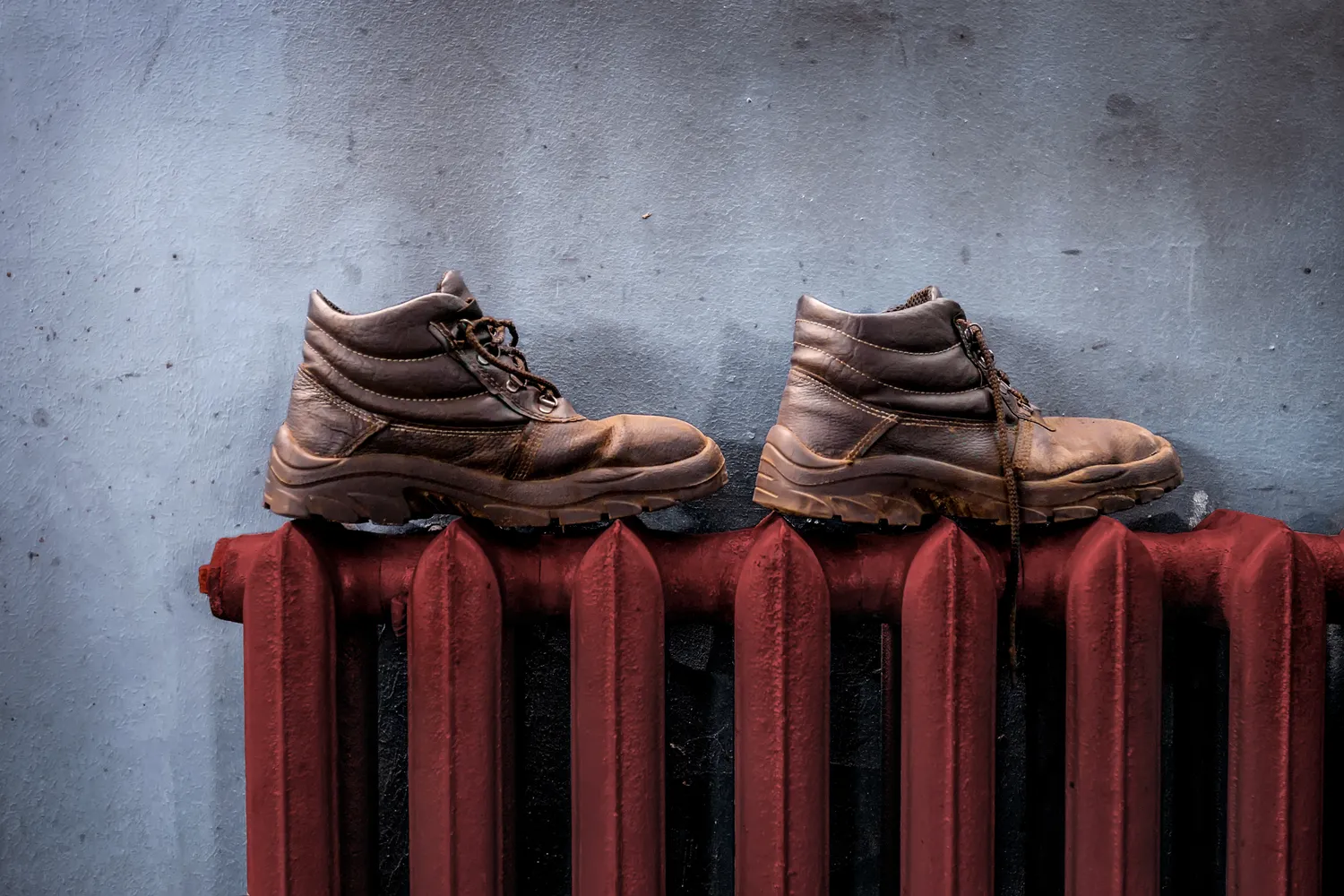 Batai džiovinami ant radiatoriaus