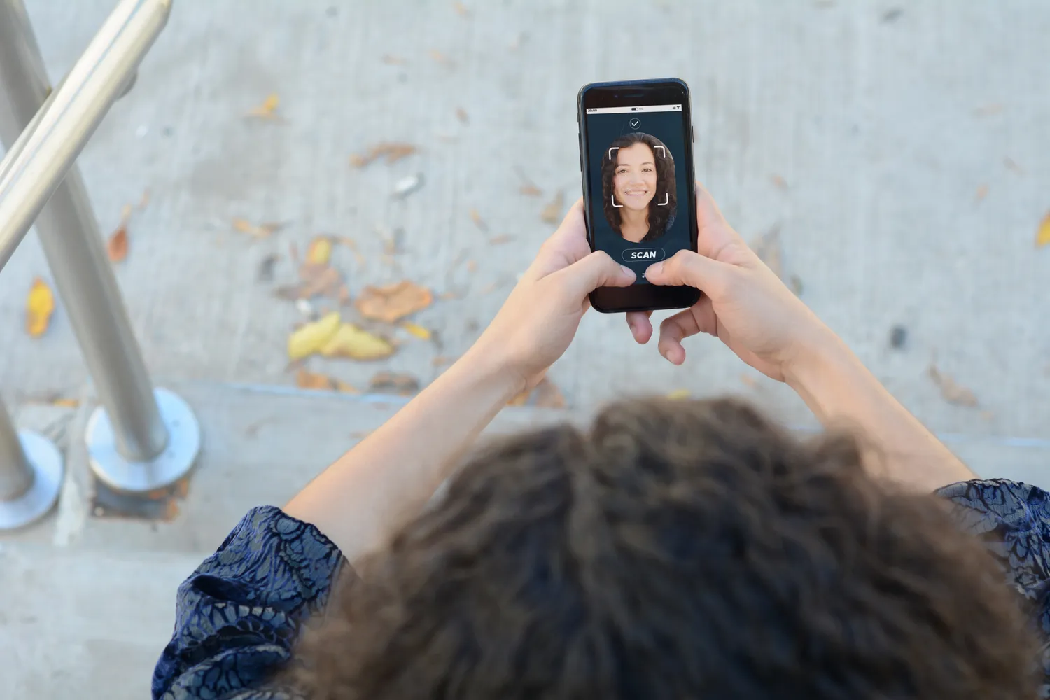 Telefono atrakinimas veido atpažinimu