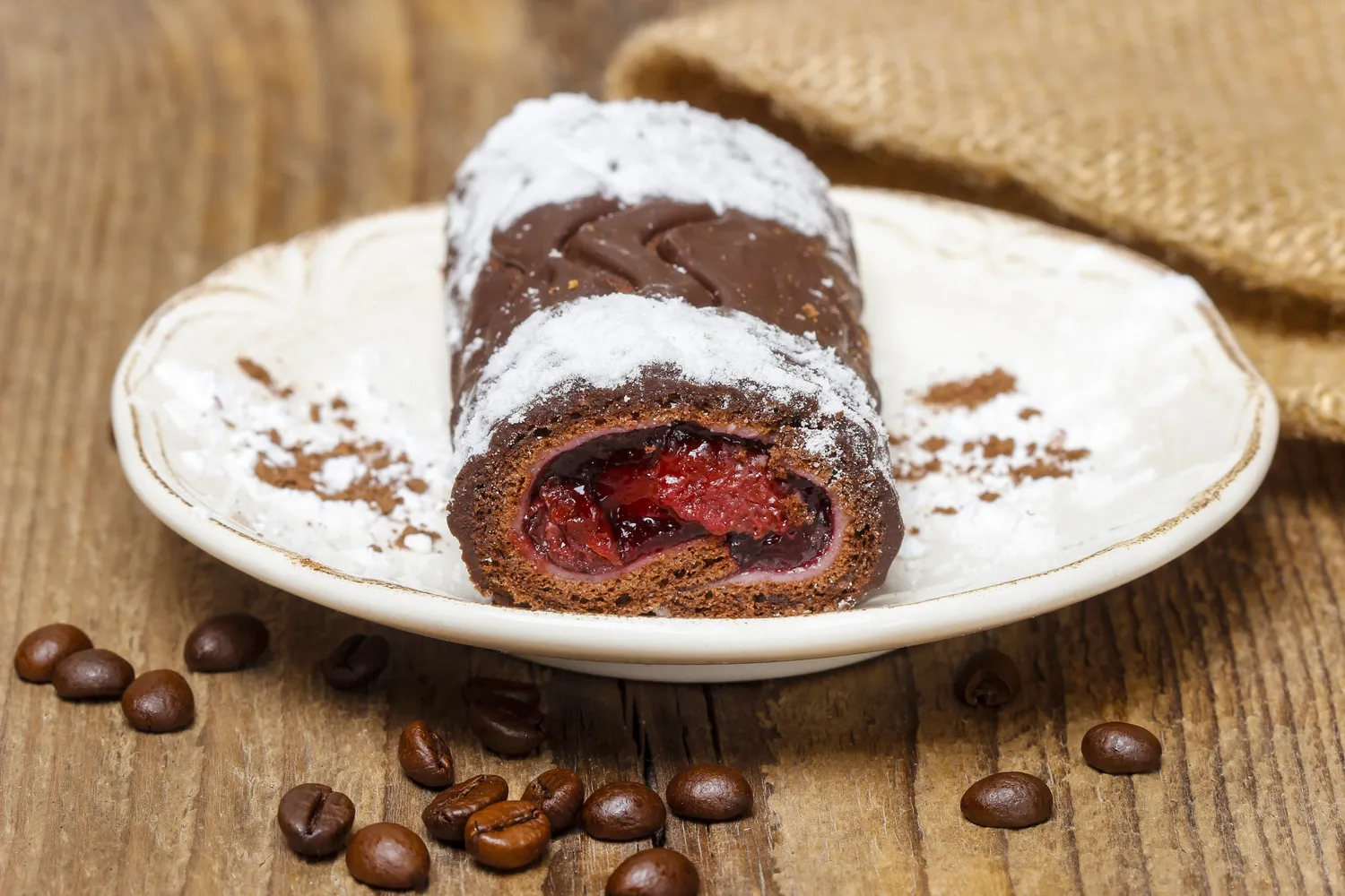 Paprastas vyniotinis su šokoladu ir vyšniomis