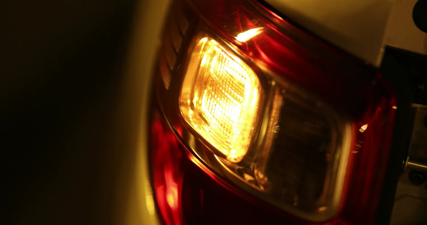 Ar vairuojant galima naudoti avarinius žibintus