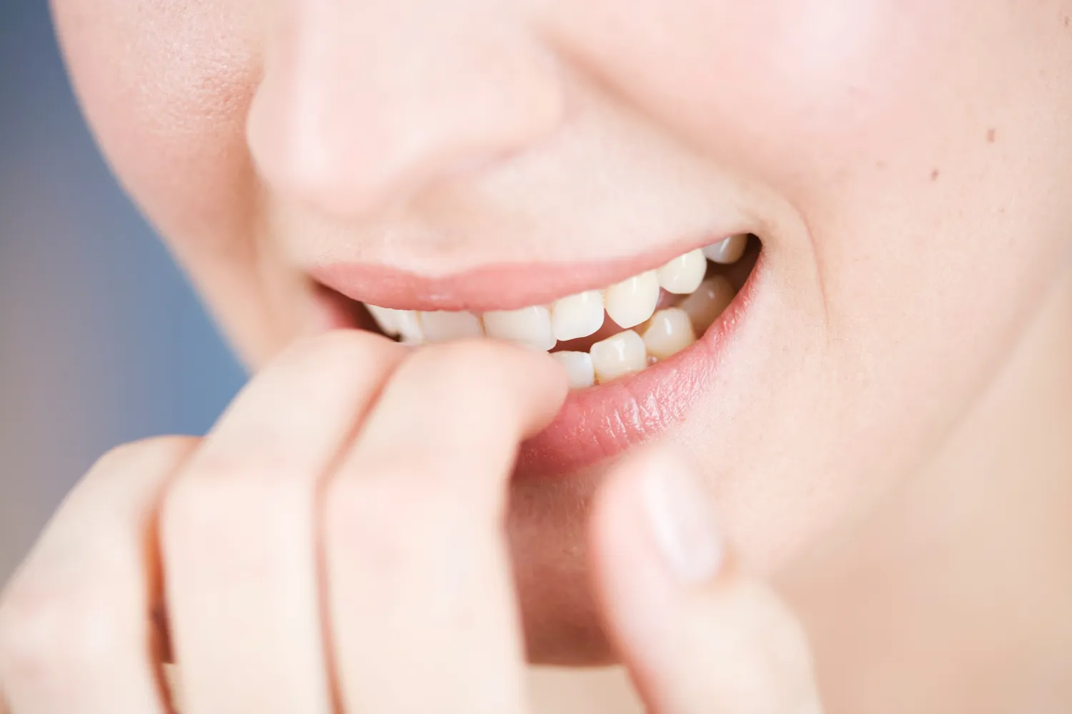 Įprotis kramtyti nagus