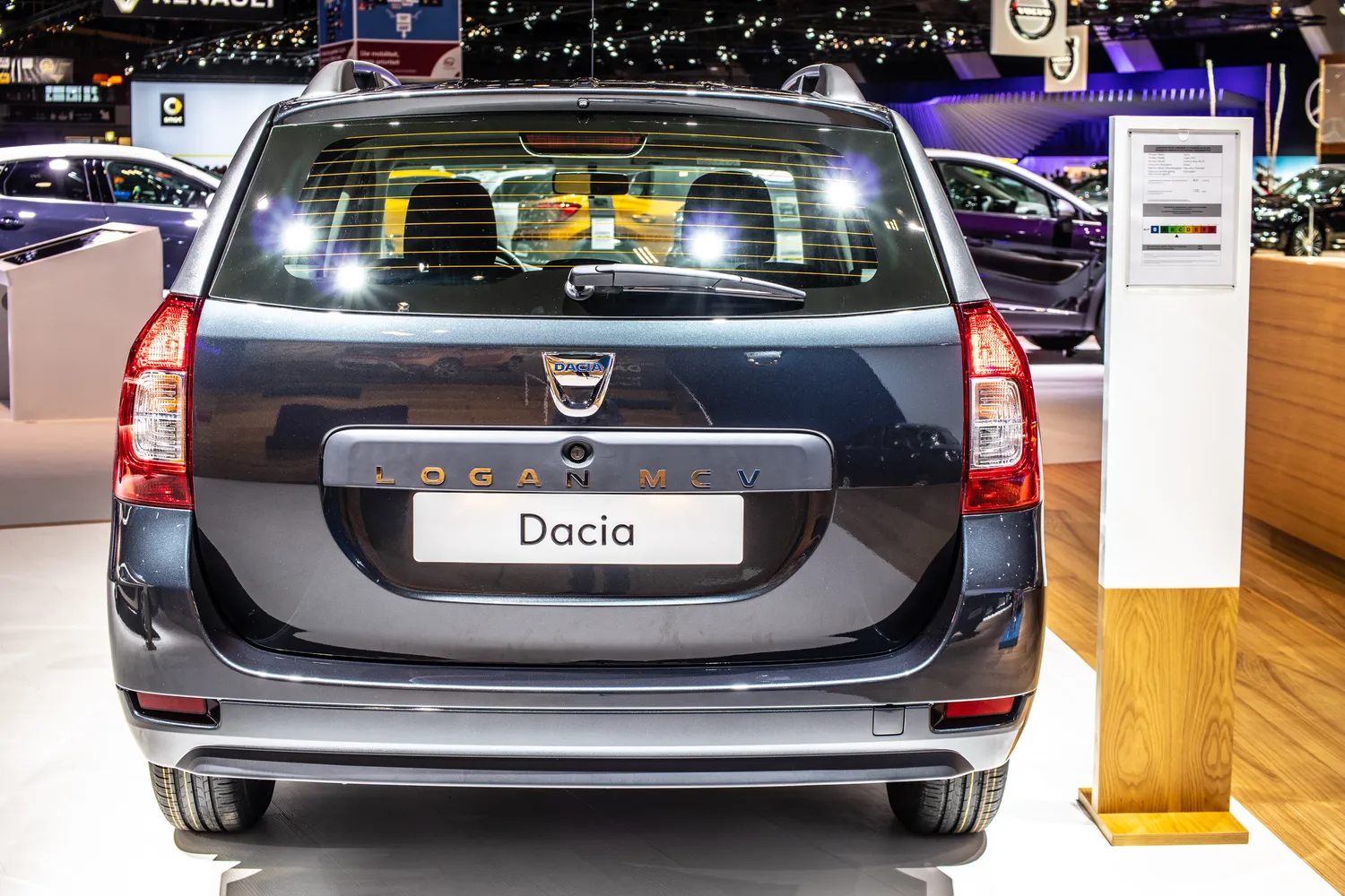 Dacia Logan / Grzegorz Czapski / Shutterstock.com