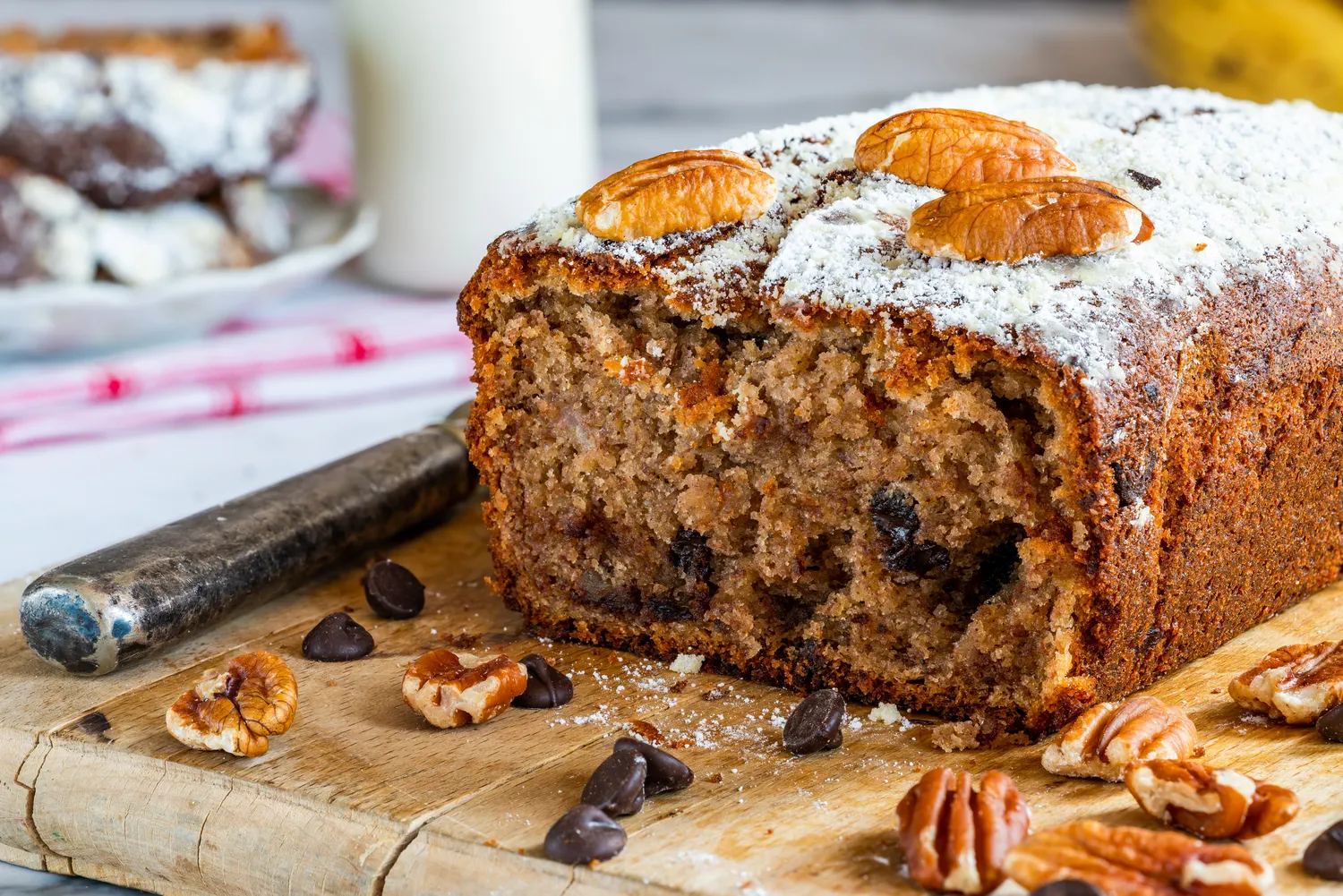 Naminis pyragas su šokoladu ir graikiniais riešutais