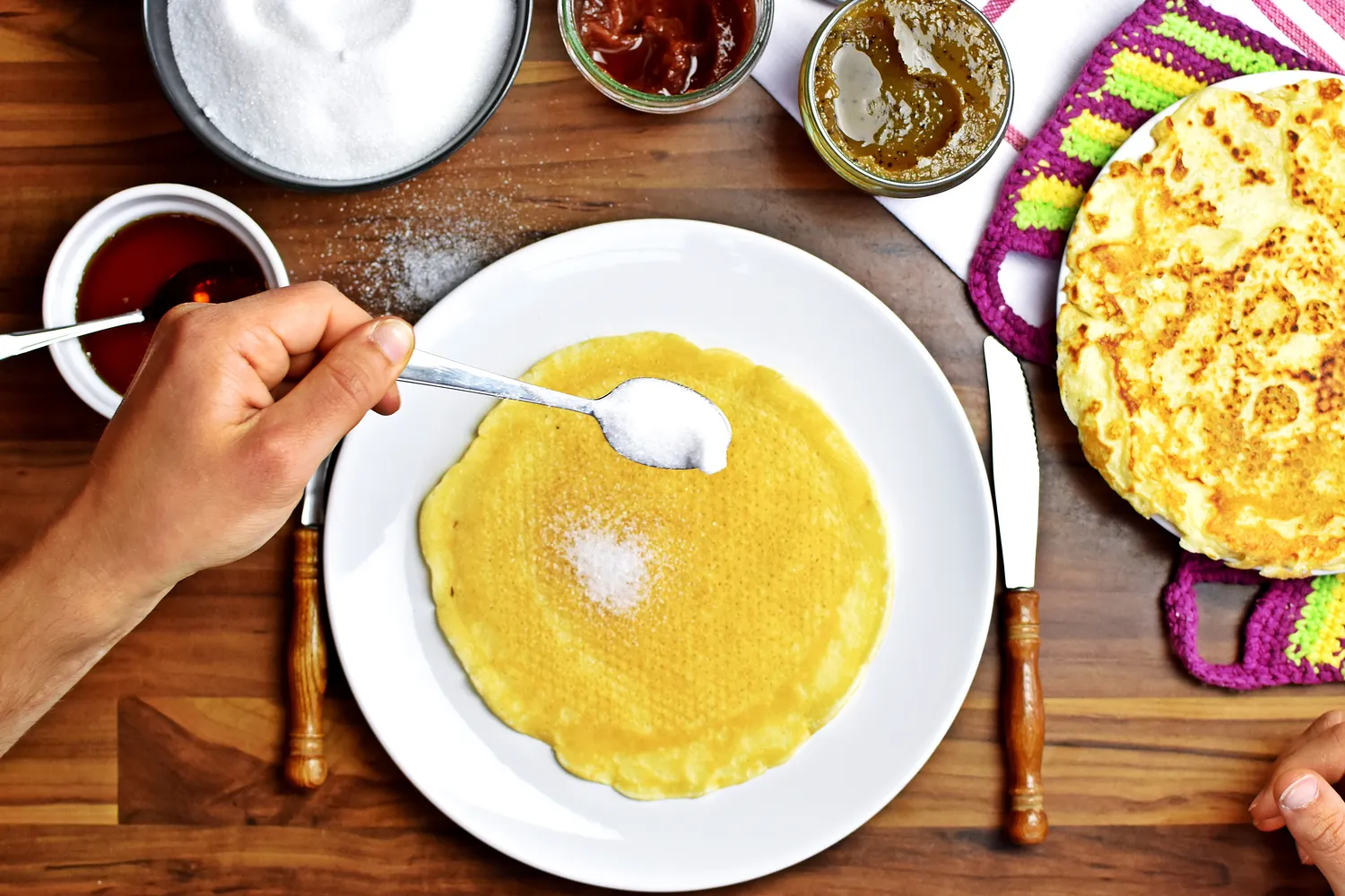 Sūrių blynų valgymas