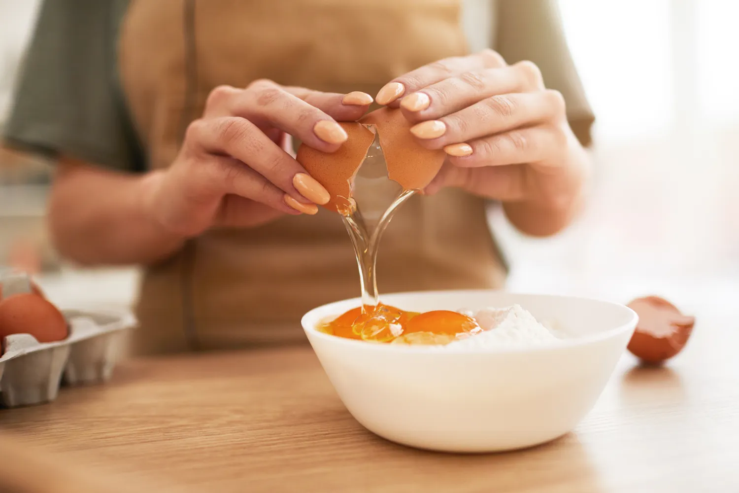 Kaip įmušti kiaušinį be lukšto šukių