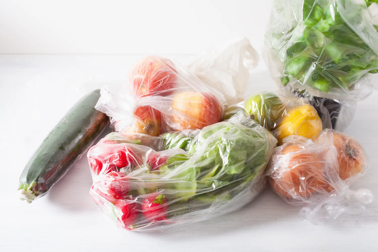 Jau greitai prekybos centruose neberasite plastikinių maišelių vaisiams ir daržovėms