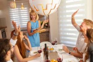 Svečiai vaišinami maistu